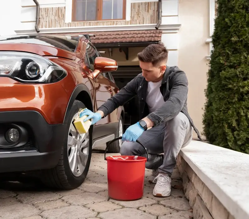 Lavage auto à domicile Chantemerle-les-Blés : professionnel intervenant sur un véhicule